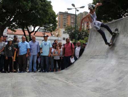 El alcalde presenció la actividad de los más jóvenes en la plaza