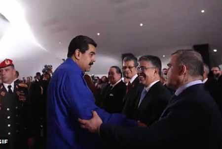  Luego de saludar a un grupo de exconstituyentistas, el presidente Nicolás Maduro precisó en su intervención que “1999 fue el último año de un siglo de dominación y entrega imperialista”. PRENSA PRESIDENCIAL