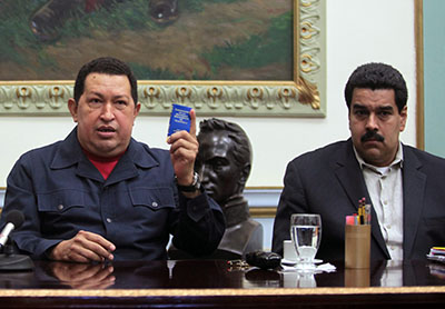 El presidente de Venezuela Hugo Chávez (izquierda) junto al vicepresidente Nicolás Maduro en una foto de archivo del 8 de ciciembre del 2012 divulgada por la Oficina del Palacio de Miraflores. Maduro dijo el martes 1 de enero del 2013, que había visitado al enfermo presidente Chávez en dos ocasiones en Cuba y tiene previsto regresar a Caracas.  (Foto AP/Oficina del Palacio de Miraflores, Marcelo Garcia, archivo)
