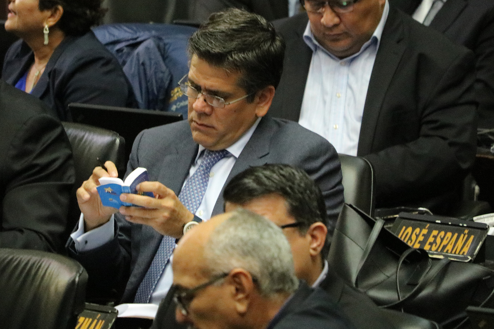 El diputado denuncia que Pdvsa se debe a sus acreedores, no a la población venezolana
