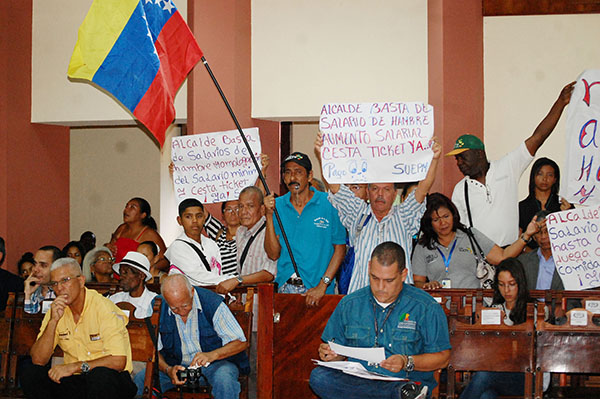Los trabajadores se presentaron en la cámara municipal, el martes