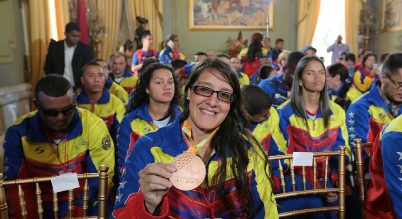 Naomi Soazo muestra la medalla alcanzada en Río de Janeiro