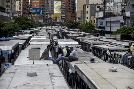 Los transportistas de varias rutas de la Gran Caracas llegaron en caravana a la avenida Francisco de Miranda y estacionaron sus unidades. JUAN BARRETO / AFP 