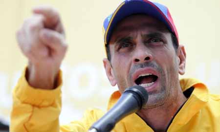 “Una olla para amedrentar (…) Cobardes que son. No ser ladrón para ellos es inaceptable”, comentó este martes Capriles por Twitter.