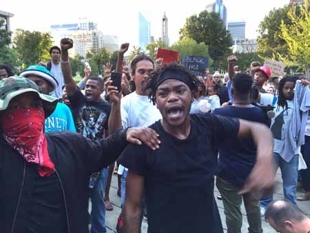  Una escena de las protestas por la muerte de un hombre negro a manos de la policía en Charlotte, Carolina del Norte, el 21 de septiembre del 2016 .JEFF SINER / THE CHARLOTTE OBSERVER / VIA AP