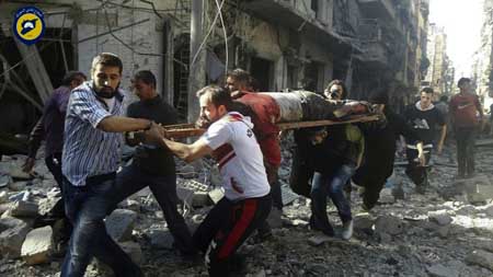 En esta imagen, proporcionada por el grupo Defensa Civil Siria, conocido como Cascos Blancos, sirios trasladan a la víctima de un ataque perpetrado por helicópteros del gobierno en la zona rebelde de la disputada ciudad de Alepo CASCOS BLANCOS / VIA AP 