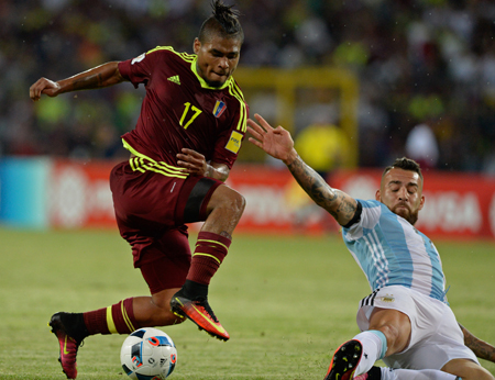Venezuela's forward Josef Martinez (L) and Argentina's Nicolas Otamendi vie for the ball during their Russia 2018 FIFA World Cup football qualifier match between Venezuela and Argentina in Merida, Venezuela, on September 6, 2016. / AFP PHOTO / FEDERICO PARRA