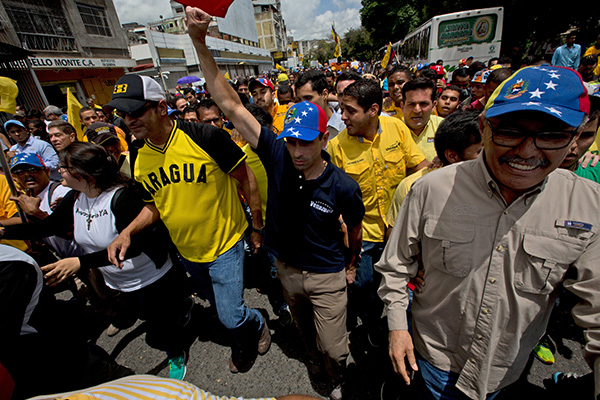 "Es Capriles quien debe declararse en emergencia ... con lo acontecido con su propuesta tardía y trampeada de Referéndum Revocatorio..."