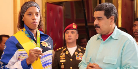 Rojas fue condecorada por el presidente de la república a su llegada al país