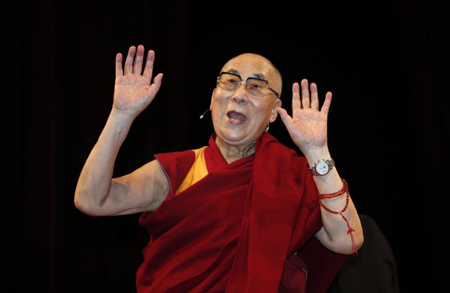  El Dalai Lama Tenzin Gyatso saluda a la coincurrencia en el Teatro Arcimboldi, donde recibió la ciudadanía honoraria de la ciudad de Milán, el jueves, 20 de octubre del 2016. ANTONIO CALANNI / AP 