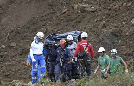 Más de 100 rescatistas trabajan en la zona en el rescate de cadáveres y para buscar a los desaparecidos, que podrían ser unos siete, según estimaciones. RAUL ARBOLEDA / AFP