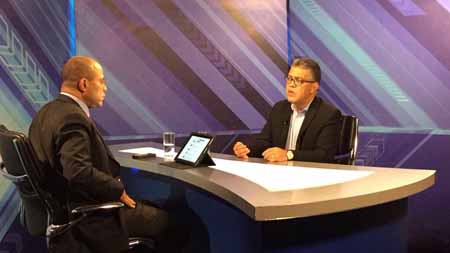 Elías Jaua Milano dijo a Vladimir Villejas Poljak que “es mejor que la marcha sea reconducida”. Negó el parlamentario que se prohiba movilizarse hasta el Palacio de Miraflores. CORTESIA / PRENSA PSUV