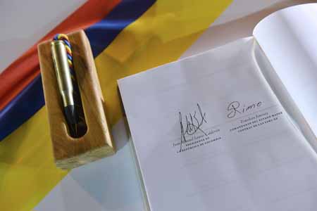  El presidente de Colombia, Juan Manuel Santos, y el líder de las FARC, Rodrigo Londoño Echeverri, alias "Timochenko", firmaron el lunes 26 de septiembre de 2016, el acuerdo de paz. PRESIDENCIA DE COILOMBIA / EFRAIN HERRERA / AFP Colombia's leftist FARC rebel force signed a historic peace accord with the government Monday and apologized to the countless victims of the country's half-century civil war. / AFP PHOTO / COLOMBIAN PRESIDENCY / EFRAIN HERRERA / RESTRICTED TO EDITORIAL USE - MANDATORY CREDIT "AFP PHOTO /PRESIDENCIA/Efrain Herrera" - NO MARKETING NO ADVERTISING CAMPAIGNS - DISTRIBUTED AS A SERVICE TO CLIENTS