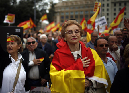  Un grupo de personas escucha el himno nacional durante una celebración del Día Nacional, el miércoles 12 de octubre del 2016 en Barcelona, España. MANU FERNANDEZ / AP 