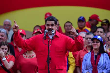  "No vamos a permitir un golpe parlamentario de ningún tipo, que lo sepa la derecha aquí y la derecha allá", sentenció este martes a su regreso al país, el presidente Nicolás Maduro. RONALDO SCHEMIDT / AFP 