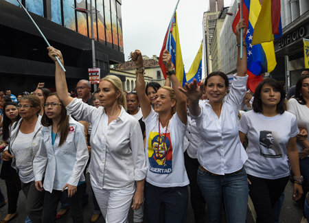“No nos vamos a dejar robar el RR, y si lo hacen nos vamos todos a la desobediencia civil”, manifestó Lilian Tintori en nombre de las dirigentes. JUAN BARRETO / AFP