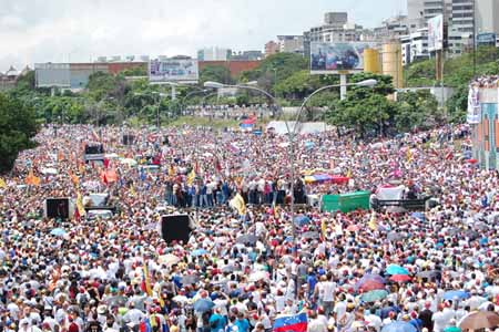 Decenas de miles de personas se movilizaron en Caracas y otras ciudades de Venezuela, en una demostración de fuerza tras el duro golpe recibido por la suspensión del proceso de referendo. GIOVANNI MARTINEZ