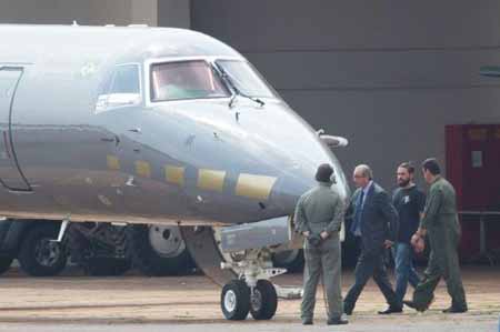  El exdiputado brasileño Eduardo Cunha (c) es escoltado por la policía hacia una avión que lo trasladará a Curitiba el 19 de octubre de 2016 en Brasilia ANDRESSA ANHOLETE / AFP 