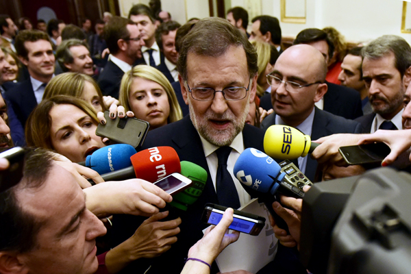 spanish-interim-prime-minister-mariano-rajoy-c-speaks-with-journalist%ef%80%a2%ef%80%a2javier-soriano-%ef%80%a2-afp