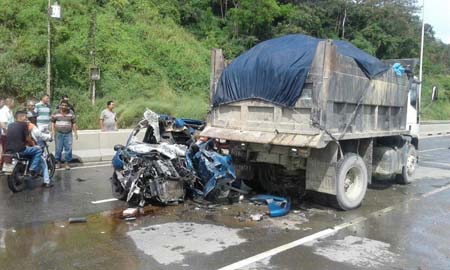 Uno de los accidentes viales ocurrió frente al relleno sanitario de La Bonzna, en Valles del Tuy, con saldo de dos personas lesionadas. CORTESIA / PC-Miranda