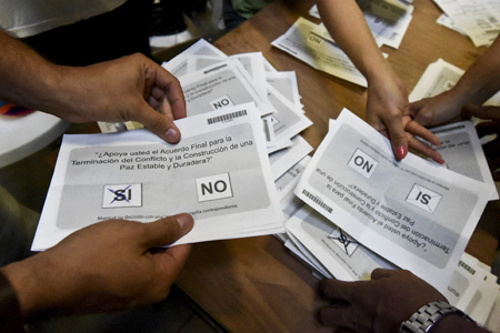 Las mesas de votación para el plebiscito en Colombia cerraron a las cuatro de la tarde, y tres horas después de escrutados más de 13 millones de votos se conocían los resultados que favorecieron al NO LUIS ROBAYO / AFP 