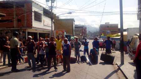 Los vecinos de la calle El Rosario de Guatire anuncian más acciones si la empresa Hidrocapital no les cumple con el servicio de agua.