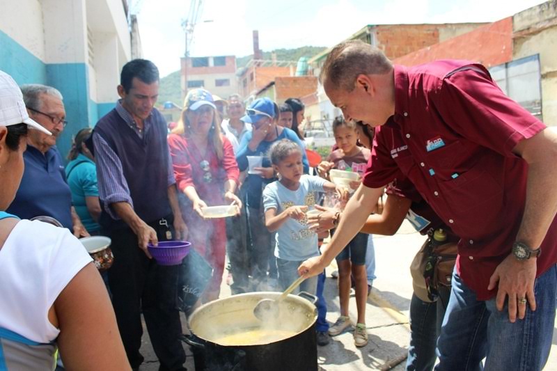 El diputado Richard Blanco le echó mano a la sopa en La Vega este sábado