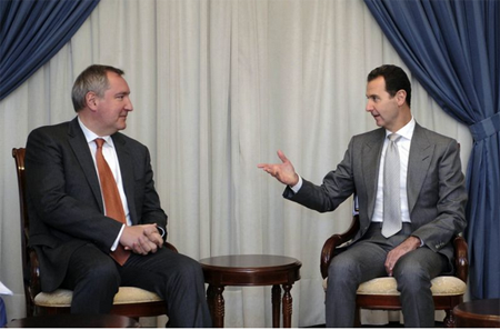  Fotografía proporcionada por la agencia estatal de noticias siria SANA muestra al presidente sirio Bashar Assad, derecha, conversando con el vice primer ministro ruso Dmitry Rogozin, el martes 22 de noviembre de 2016, en Damasco, Siria. SANA / vía AP