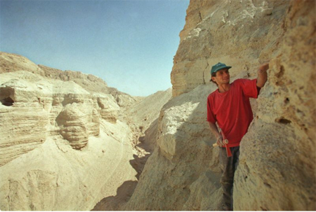En esta fotografía de archivo del jueves 26 de julio de 2001, Roi Porat, un estudiante israelí de arqueología, trabaja cerca de los restos de una caverna en el sitio arqueológico de Qumran, en Cisjordania, cerca del mar Negro. LEFTERIS PITARAKIS / AP / ARCHIVO 