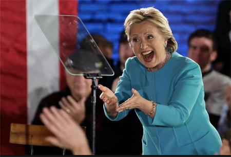  La candidata demócrata a la presidencia de EEUU, Hillary Clinton, hace un gesto durante un mitin el domingo 6 de noviembre de 2016, en Manchester, New Hampshire. STEVEN SENNE / AP