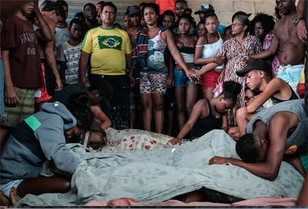 Según familiares citados por el portal G1, del grupo O Globo, los 7 fallecidos en la favela Ciudad de Dios, tenían señales de haber sido apuñalados y torturados. YASUYOSHI CHIBA / AFP