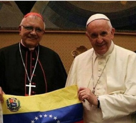  El Papa Francisco y el caddenal Porras, posando con una bandera de Venezuela en sus manos. CORTESIA / GLOBOVISION 