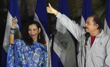  El mandatario llevó a su esposa y mano derecha Rosario Murillo como candidatura a la vicepresidencia, con quien ha cogobernado los últimos años. RODRIGO ARANGUA / AFP