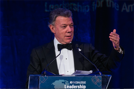 El presidente de Colombia, Juan Manuel Santos, fue galardonado con el Premio al Liderazgo en las Américas por su búsqueda de la paz en el país andino. ZACH GIBSON / AFP 