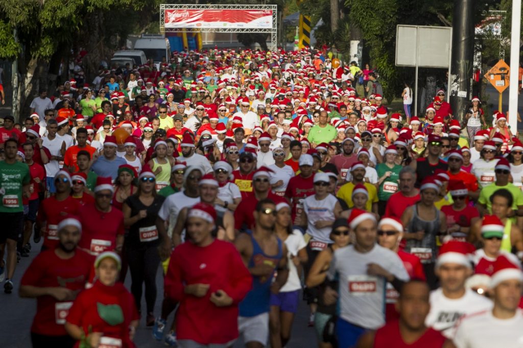 CAR11. CARACAS (VENEZUELA), 13/12/2015.- Competidores participan en la carrera de navidad "Santa Run" hoy, domingo 13 de diciembre de 2015, en Caracas (Venezuela). La carrera se caracteriza porque los competidores van ataviados con prendas alusivas a los adornos navideños. EFE/Miguel Gutiérrez