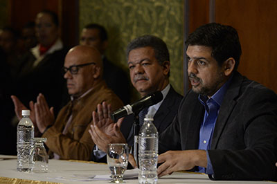 Sucre's Mayor Carlos Ocariz (R) speaks next to former Dominican President (1996-2000 and 2004-2012) Leonel Fernandez (C) and Libertador's Mayor Jorge Rodriguez (L), during a press conference after a meeting between Venezuela's government and opposition leaders for Vatican-backed talks, in a bid to settle the country's deepening political crisis, in Caracas on November 12, 2016. / AFP PHOTO / FEDERICO PARRA