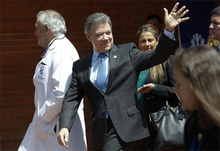  El presidente de Colombia, Juan Manuel Santos, saluda a simpatizantes después de una conferencia de prensa en la clínica de Santa Fe en Bogotá, Colombia, el lunes 21 de noviembre de 2016. FERNANDO VERGARA / AP 