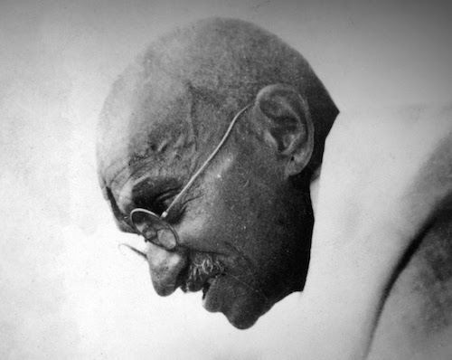 "Gandhi rechazó la idea de la dualidad moral que postula distintos principios para el comportamiento individual y para el de los grupos..."