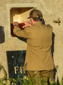 El mandatario Raúl Castro, depositó la urna con las cenizas de su hermano dentro de una piedra ovoide que lleva una placa de mármol verde oscuro en la que se lee en relieve: Fidel, según fotos oficiales. MARCELINO VASQUEZ / AIN / AFP