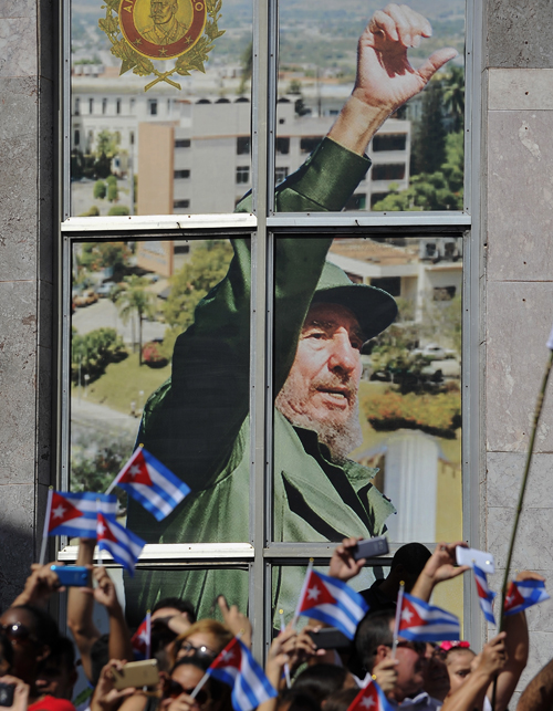 "Fidel se retiró de la jefatura de su país, después de vencer cientos de magnicidios de la CIA y ataques de una docena de presidentes estadounidenses que juraron derrocarlo..." AFP / Pedro Pardo