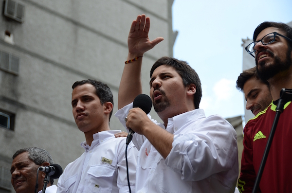 "Cada cierto tiempo, dejándose llevar por la vaporosa ilusión que le es consustancial, (el diputado Freddy Guevara) convoca a una marcha sobre Miraflores para forzar la salida de Nicolás Maduro..."